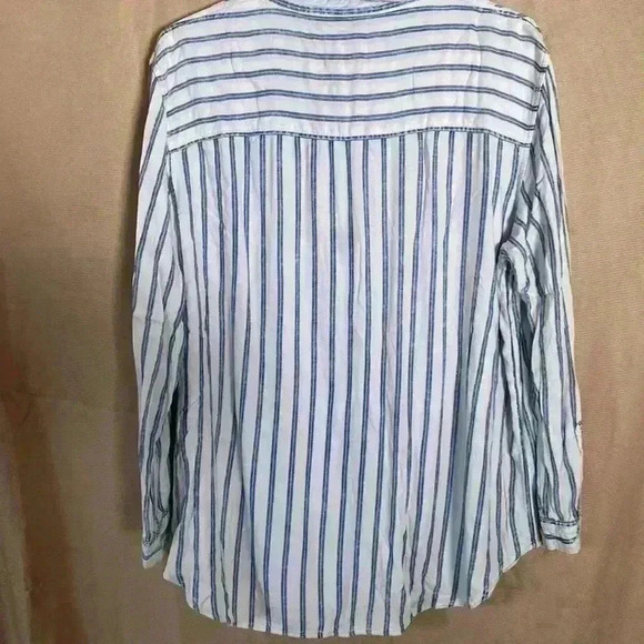 Women’s American Eagle striped button down shirt size Medium - Picture 4 of 4